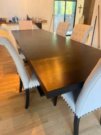Dining table 6 ft extends to 9 ft like new