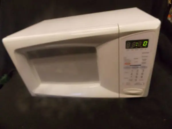 Magic Chef microwave mcb770w White Small Compact .7cft 700w Countertop