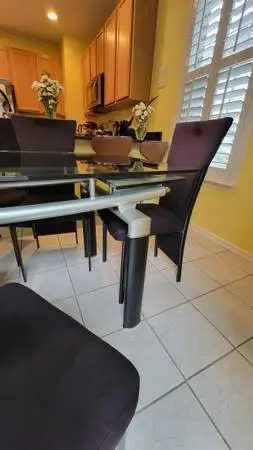 Dinning room table and 6 chairs