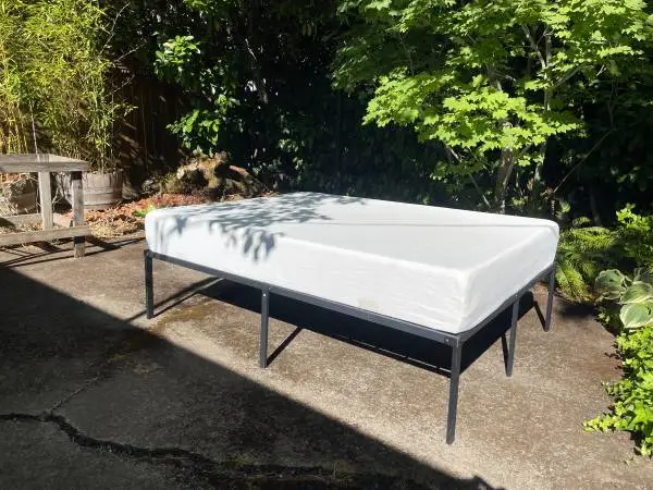 Queen Bed Set: Excellent Condition!