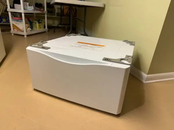 27 inch Kenmore washer dryer pedestal like new