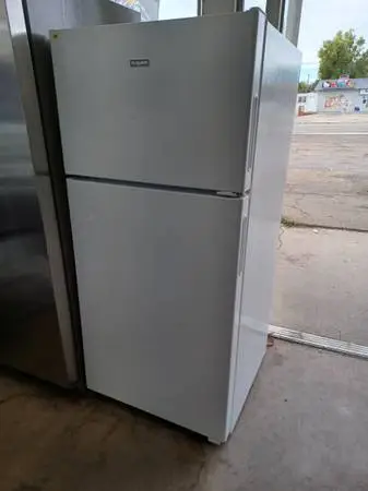 HOTPOINT Top frezzer refrigerator white color
