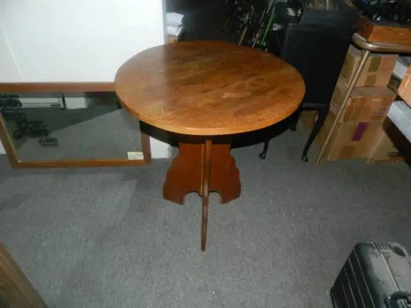 SOLID WOOD ROUND TABLE