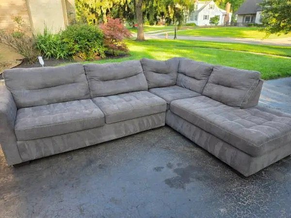 Nice clean sectional