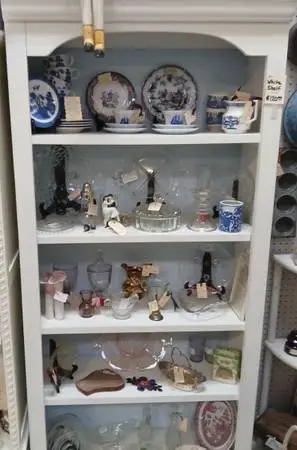 3 good looking DISPLAY FIXTURES (8/25/26)