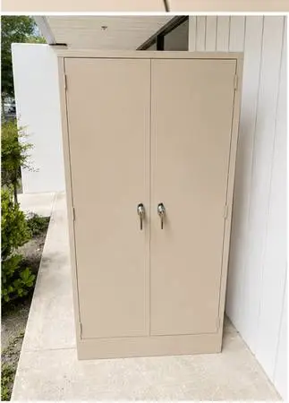 Metal Storage Cabinet. Locking with key!