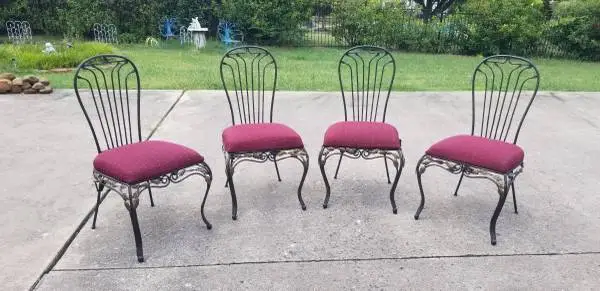 🌸IRON DINING TABLE WITH GLASS TOP 4 CHAIRS LEAF DESIG🌸NEED GONE ASAP