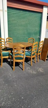 DINNING SET 7 CHAIRS 1 XTENTION USED LIKE NEW