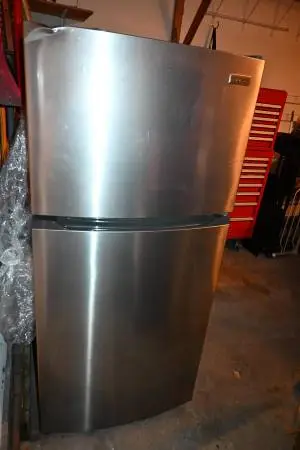 Mid-Sized 2022 Frigidaire Fridge/Refrigerator - Like-New with One Dent