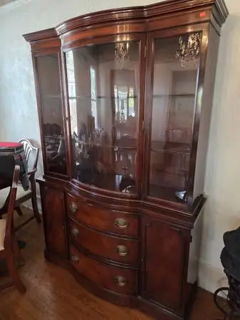 Beautiful China Cabinet Good Condition!