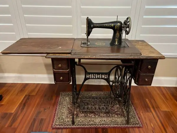 1924 Vintage Singer Sewing Machine
