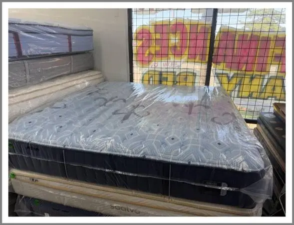 KING & SIZE STEARNS & FOSTER ESTATE MATTRESS & BOX SPRINGS BED SET