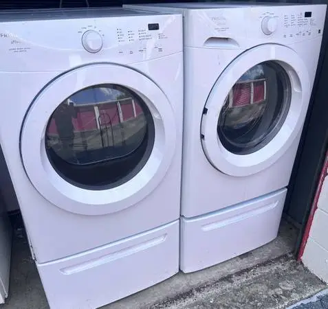 Matching Frontload Washer and Dryer Set w/Pedestals