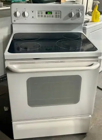 White GE Range Stove Oven Glass Top Super Clean Works Perfectly