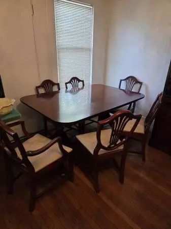 Beautiful Dining Set table and Chairs and 3 leaf inserts