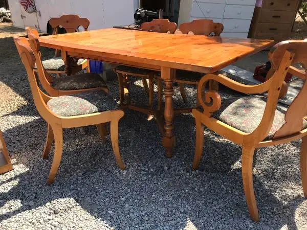 dinning room table and 6 chairs