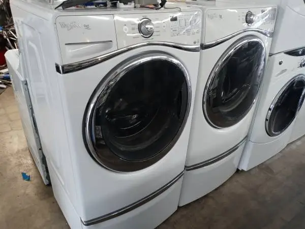 ★Whirlpool Duet front load washer and dryer set on pedestals