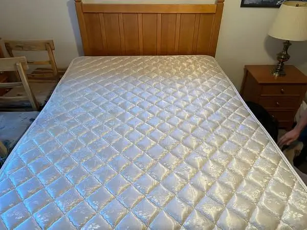 KING SIZE MATTRESS AND BOXSPRINGS!!!!