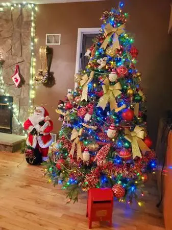 7.5 NEW CHRISTMAS TREE.WITH DIFFERENCE LIGHT OPTION. I PAID 759...ASKING 299