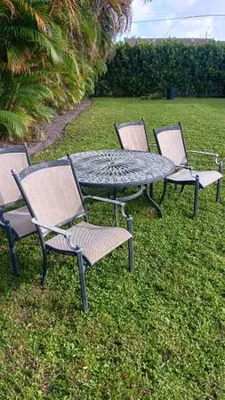 Outdoor/Patio Table With 4 Chairs (Aluminum)