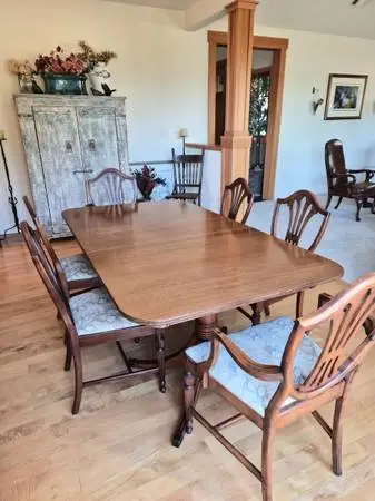 Duncan Phyfe style mahogony table with 6 lyre back chairs