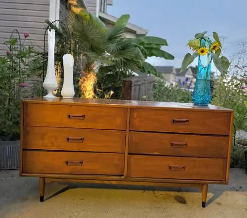 Lane Acclaim Mid Century Modern Dresser w Mirror (not shown)