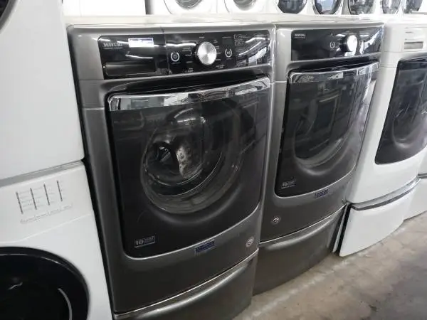 ★Maytag gray front load washer and gas dryer set on pedestals