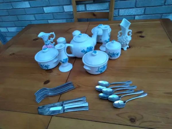 Premium Ashley Dining set and accessories complete!