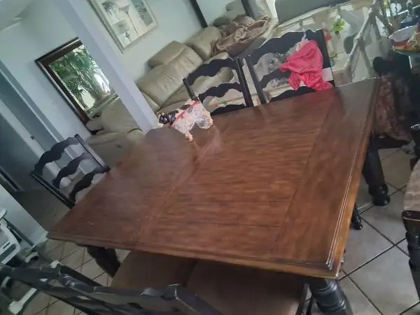 Gorgeous Dining 🍽 table with Leaf. Delivery Available incase Locally