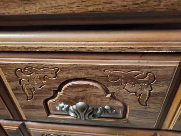 Dresser w lovely design and with mirror