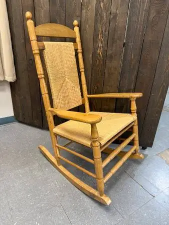 ♦♦ Full Sized Adult Solid Wood Rocking Chair w/Rush Seat ♦♦