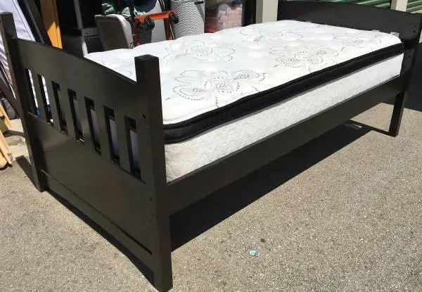 ****Twin Size Bed with Mattress *****