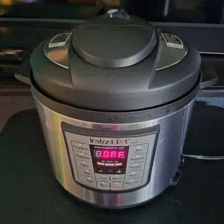 Instant Pot LUX60 6 Qt 6-in-1 Multi-Use Programmable Pressure, Slow, S