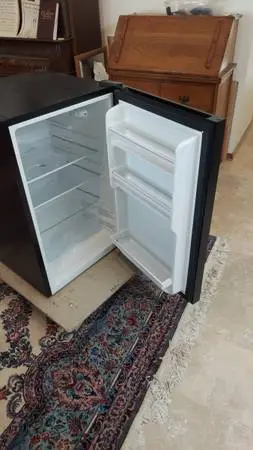 Hisense 2.5-cu ft Mini Fridge ( Black )