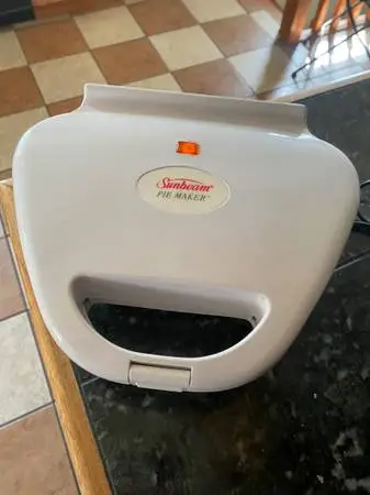 2 Slot Electric sunbeam, Pie Maker nonstick. Basically knew