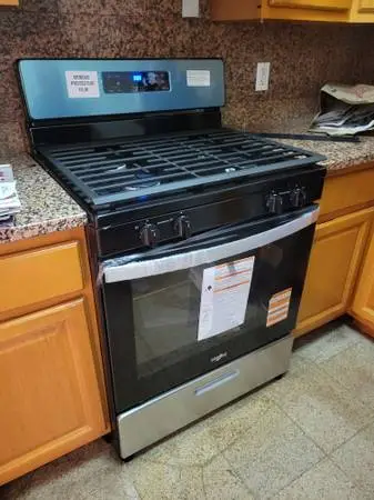 BRAND NEW - WHIRLPOOL 30 IN. GAS RANGE STOVE