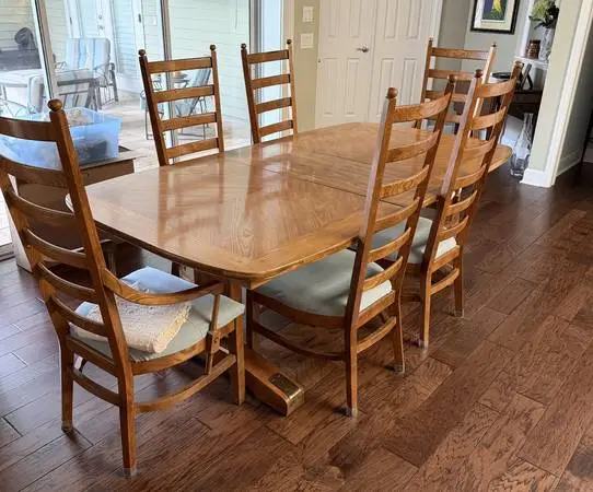 Oak Dining room table with 2 leaves and 6 chairs