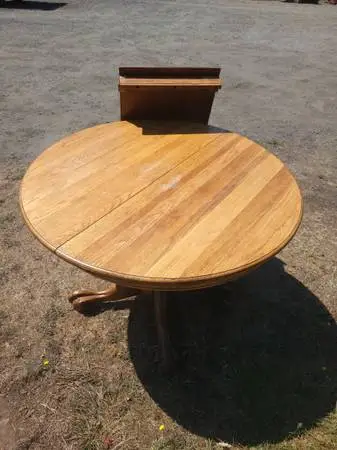 Rnd Claw foot wood table w/leaf
