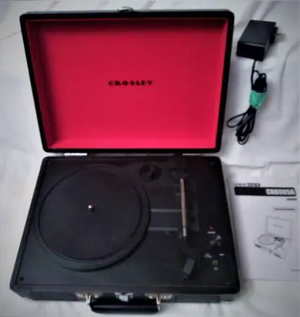 TURNSTABLE CROSLEY NEW PORTABLE BLACK CASE 5 LBS.33 45 78 AC OR BAT