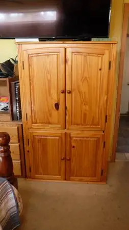 Armoire - Very Good Condition - Attractive