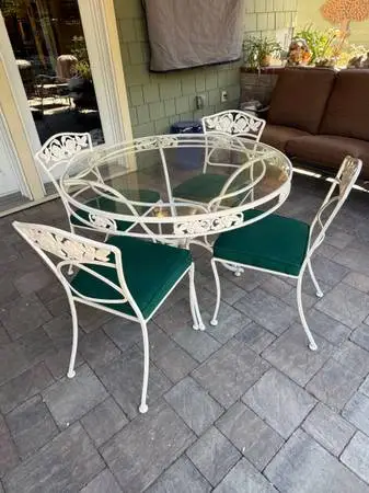 Beautiful Woodard Table and 4 chairs