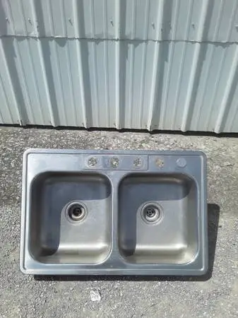 Stainless steel sink. In great condition.