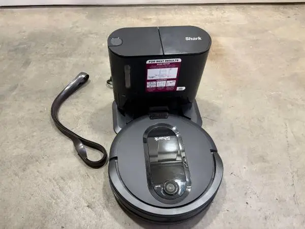Shark UR1100SRUS IQ Robot Vacuum Cleaner - USED
