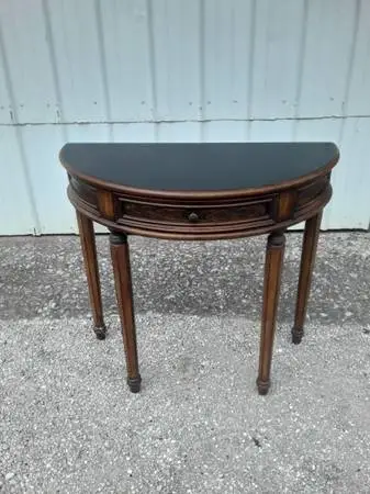 Single Drawer Entry Table. In Great condition.