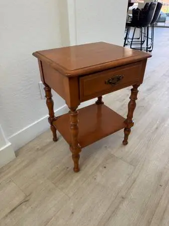 Solid wood end side table excellent condition