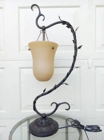 BEAUTIFUL TABLE LAMP