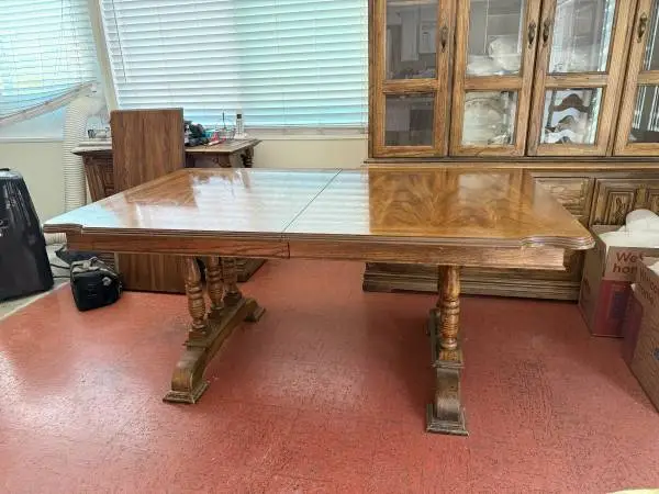 VINTAGE OAK DINING TABLE W/EXTENTION LEAF