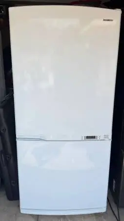 Samsung 18.9 cu ft Refrigerator