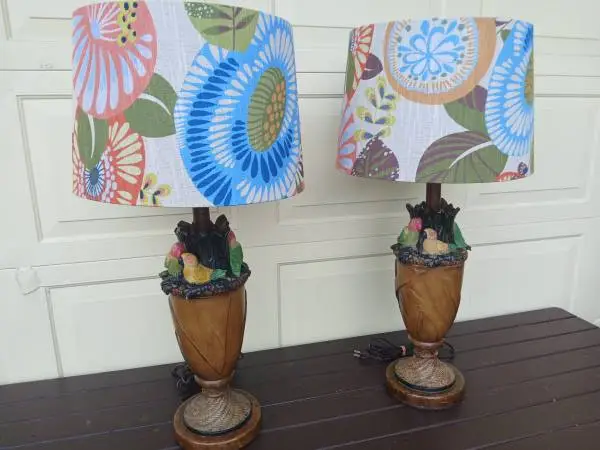 PAIR OF PARROT  / LOVEBIRD TABLE LAMPS / TABLE LIGHTS