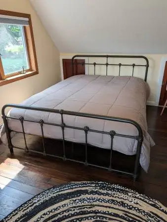 Like New Dark Brown / Bronze Tubular Metal Queen Bed w/Matress